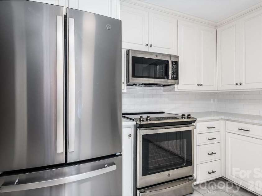 57 19th Avenue, Hickory, NC 28601.  MLS# CAR4434327, YatesRealty ID 57957. Kitchen