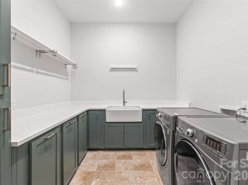 5624 Five Knolls Drive, Charlotte, NC 28226.  MLS# CAR4434318, YatesRealty ID 57959. 