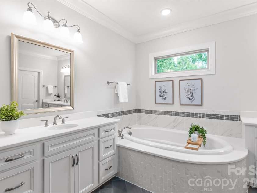 5624 Five Knolls Drive, Charlotte, NC 28226.  MLS# CAR4434318, YatesRealty ID 57959. 