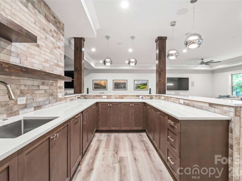 5624 Five Knolls Drive, Charlotte, NC 28226.  MLS# CAR4434318, YatesRealty ID 57959. 