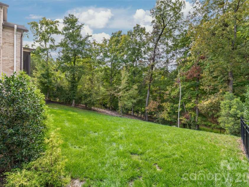 5624 Five Knolls Drive, Charlotte, NC 28226.  MLS# CAR4434318, YatesRealty ID 57959. 