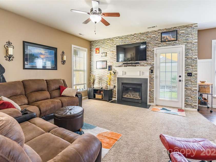 16431 Leavitt Lane, Davidson, NC 28036.  MLS# CAR4243078, YatesRealty ID 5796. 