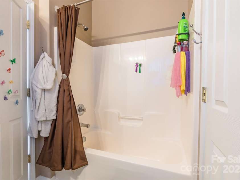 16431 Leavitt Lane, Davidson, NC 28036.  MLS# CAR4243078, YatesRealty ID 5796. 