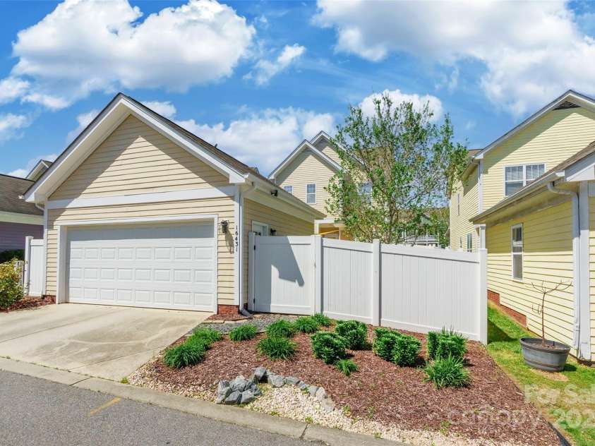 16431 Leavitt Lane, Davidson, NC 28036.  MLS# CAR4243078, YatesRealty ID 5796. 