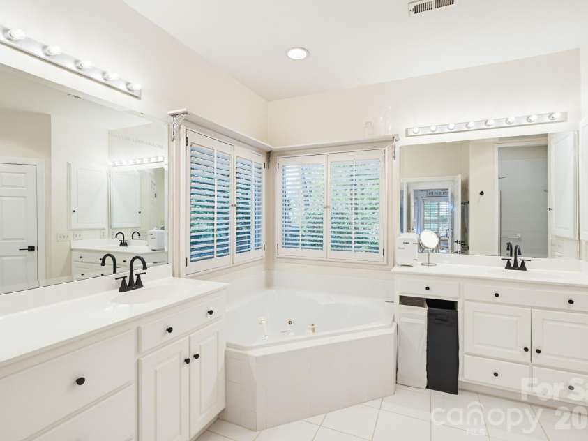 7201 Charter Brook Drive, Charlotte, NC 28270.  MLS# CAR4433966, YatesRealty ID 57960. 