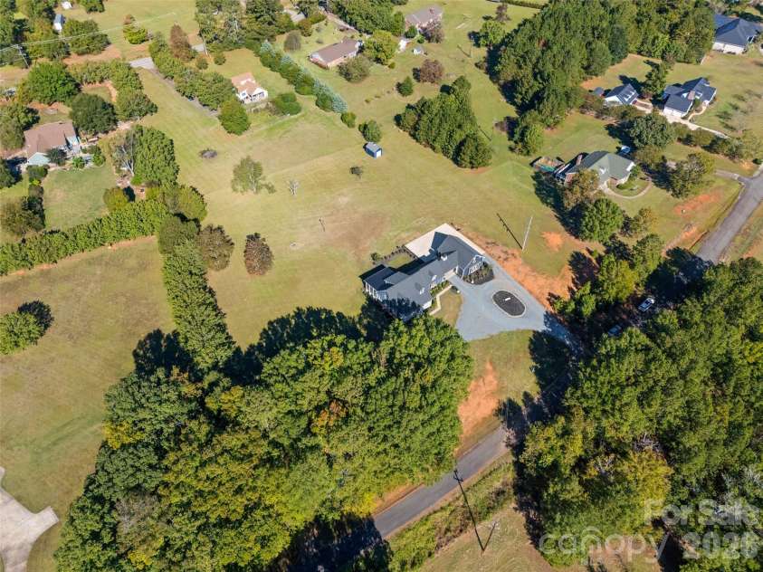 3076 Crestview Lane, Lancaster, SC 29720.  MLS# CAR4433451, YatesRealty ID 57965. 