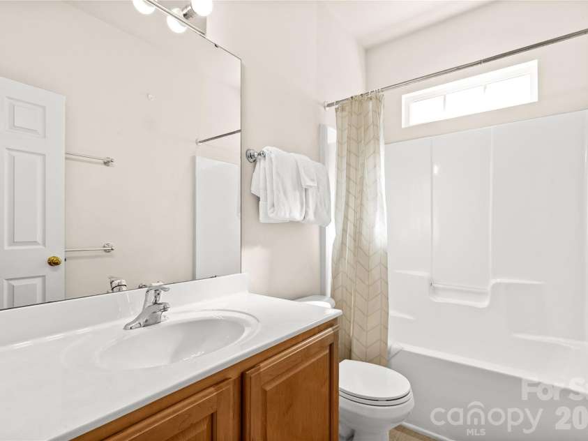 3820 Planters Watch Drive, Charlotte, NC 28278.  MLS# CAR4429944, YatesRealty ID 57971. Bathroom 2