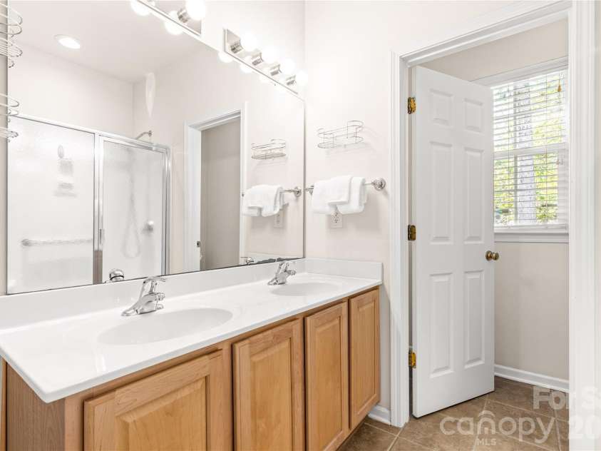 3820 Planters Watch Drive, Charlotte, NC 28278.  MLS# CAR4429944, YatesRealty ID 57971. En-suite bathroom