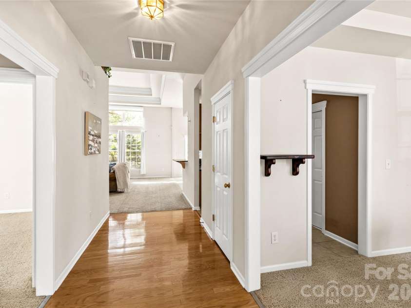 3820 Planters Watch Drive, Charlotte, NC 28278.  MLS# CAR4429944, YatesRealty ID 57971. Foyer