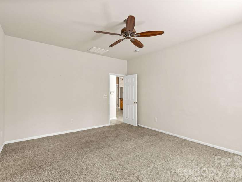 3820 Planters Watch Drive, Charlotte, NC 28278.  MLS# CAR4429944, YatesRealty ID 57971. Primary suite