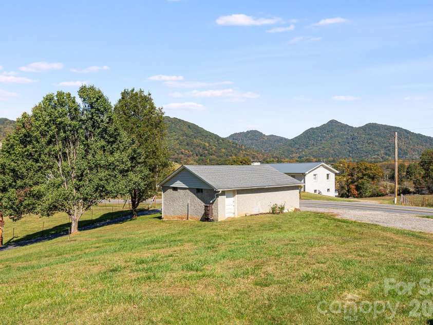 39 Brown Cove Road, Clyde, NC 28721.  MLS# CAR4433477, YatesRealty ID 57984. Garage