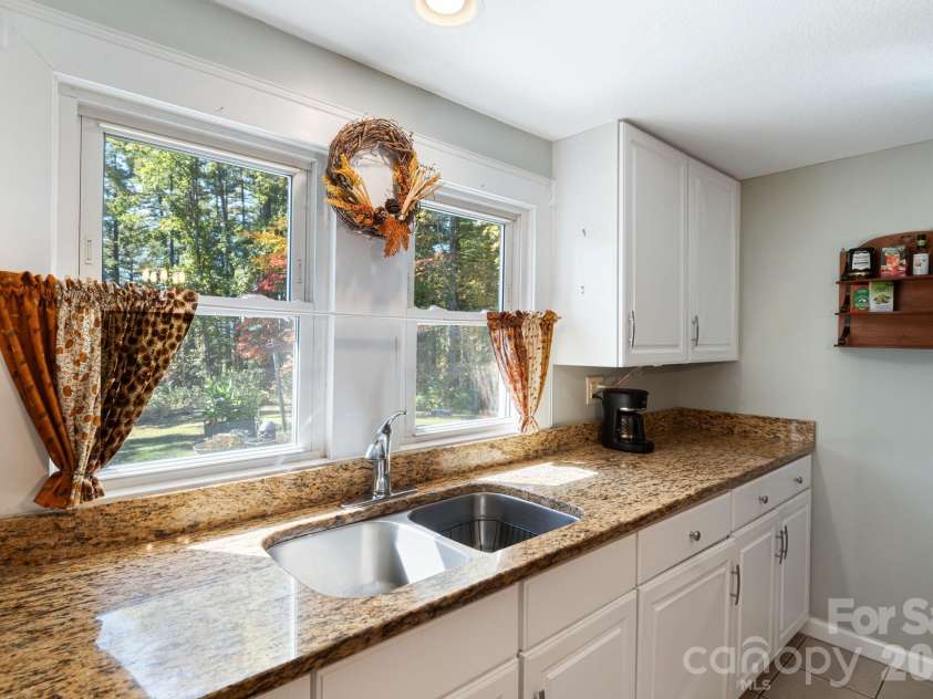 39 Brown Cove Road, Clyde, NC 28721.  MLS# CAR4433477, YatesRealty ID 57984. Granite countertops