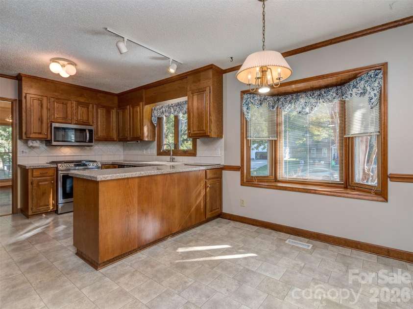 7301 Lee Rea Road, Charlotte, NC 28226.  MLS# CAR4428140, YatesRealty ID 57988. Breakfast Area