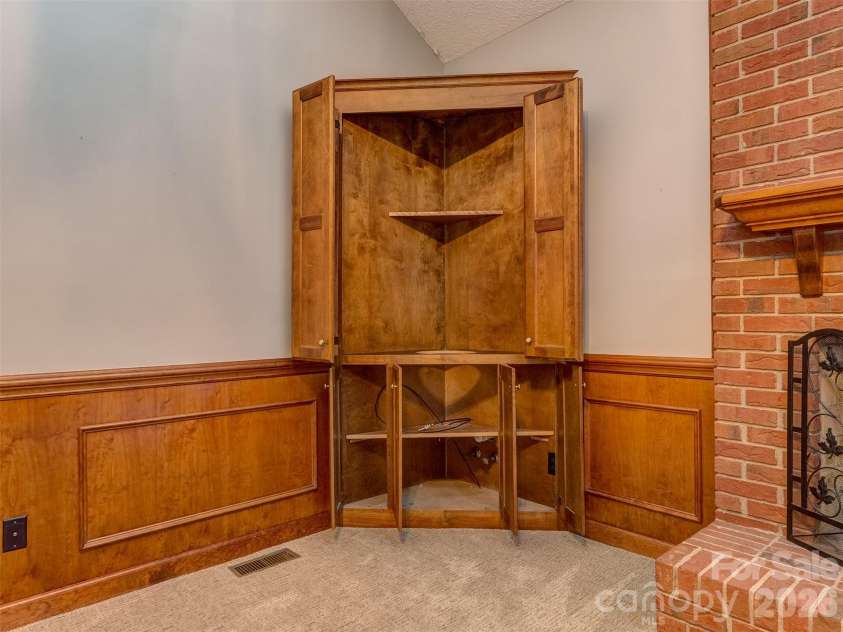 7301 Lee Rea Road, Charlotte, NC 28226.  MLS# CAR4428140, YatesRealty ID 57988. Corner Piece plumbed for Wet Bar