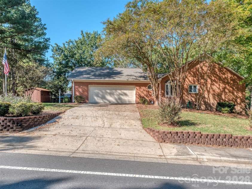 7301 Lee Rea Road, Charlotte, NC 28226.  MLS# CAR4428140, YatesRealty ID 57988. Garage, Side-Entry
