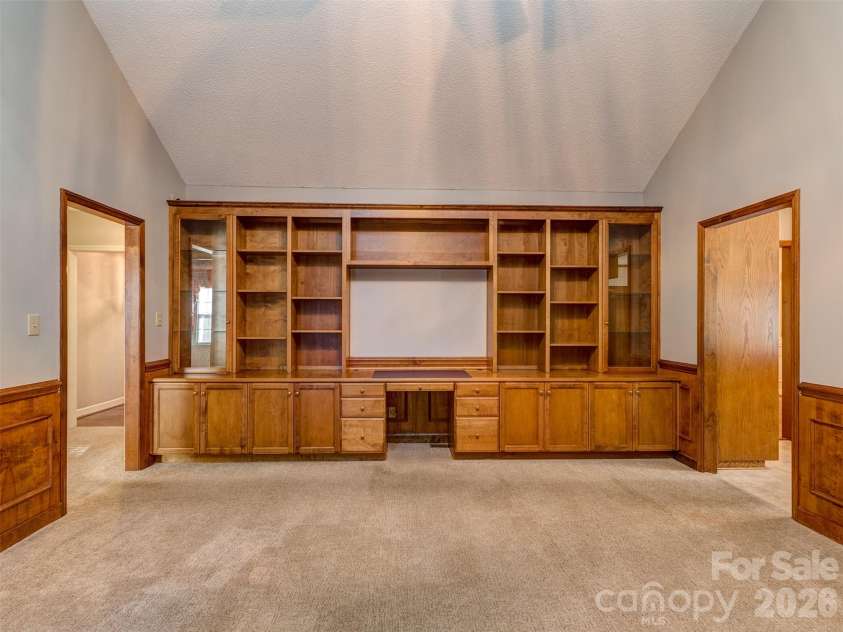 7301 Lee Rea Road, Charlotte, NC 28226.  MLS# CAR4428140, YatesRealty ID 57988. Great Room Built-in's