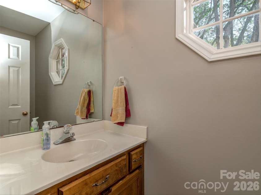 7301 Lee Rea Road, Charlotte, NC 28226.  MLS# CAR4428140, YatesRealty ID 57988. Half Bath