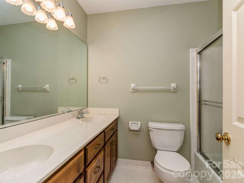 7301 Lee Rea Road, Charlotte, NC 28226.  MLS# CAR4428140, YatesRealty ID 57988. Hall Bath, Full