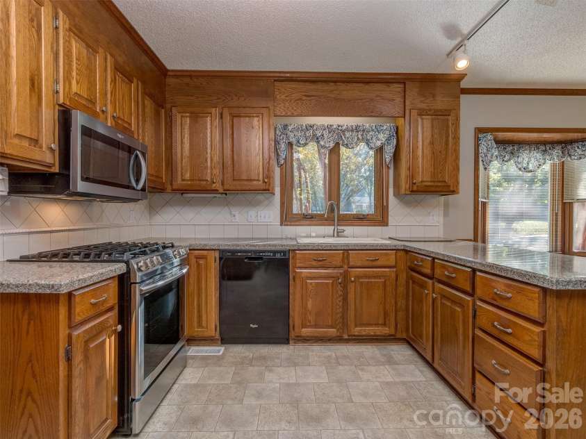 7301 Lee Rea Road, Charlotte, NC 28226.  MLS# CAR4428140, YatesRealty ID 57988. Kitchen
