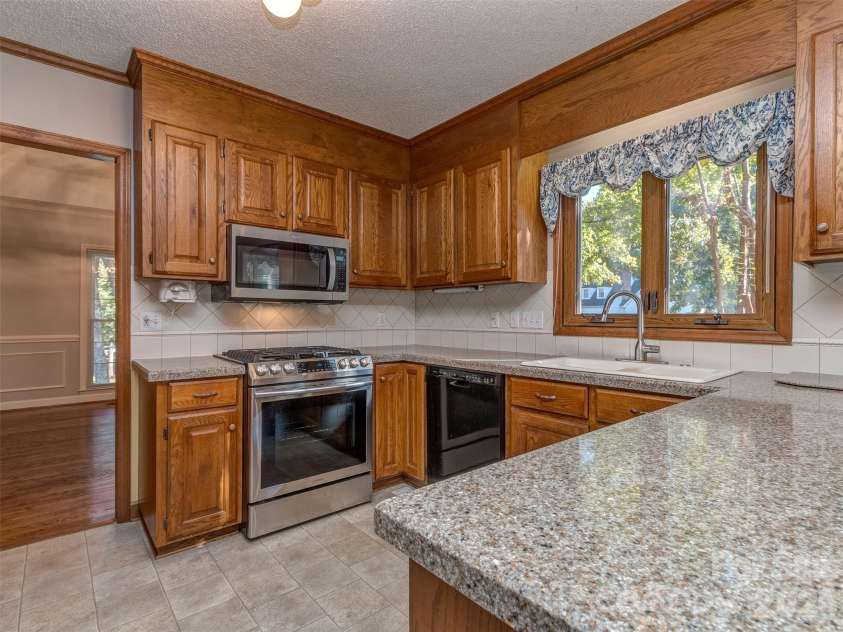 7301 Lee Rea Road, Charlotte, NC 28226.  MLS# CAR4428140, YatesRealty ID 57988. Kitchen