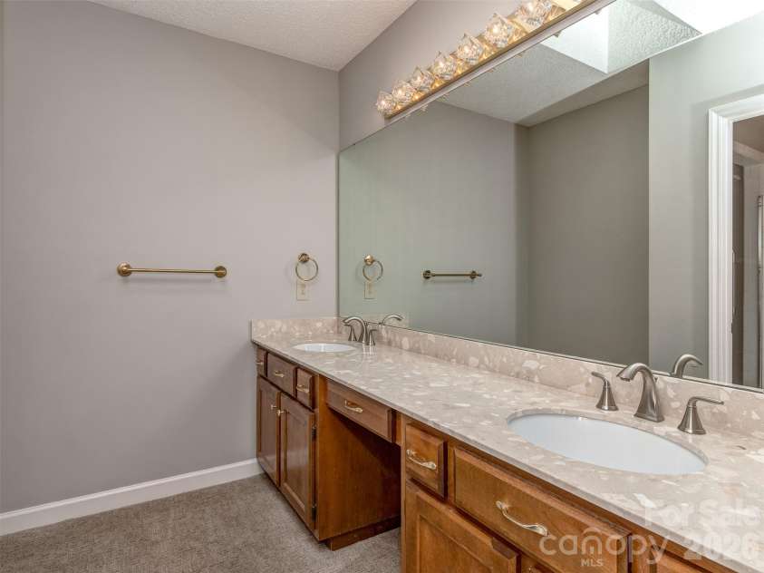 7301 Lee Rea Road, Charlotte, NC 28226.  MLS# CAR4428140, YatesRealty ID 57988. Primary Bath