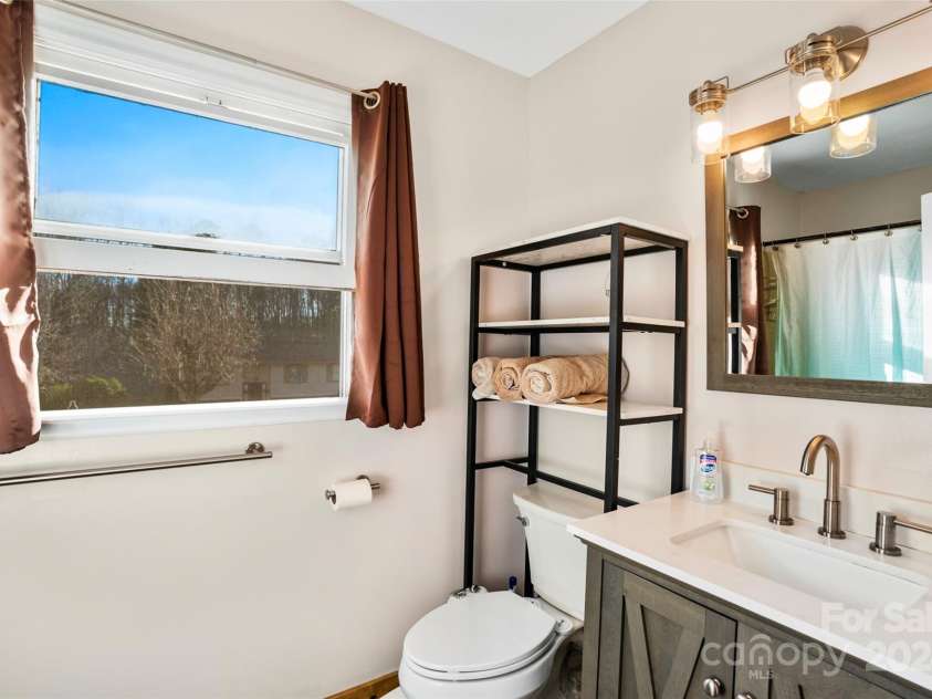 66 Beechwood Drive, Horse Shoe, NC 28742.  MLS# CAR4201481, YatesRealty ID 5799. Upper Level Primary Full Bathroom