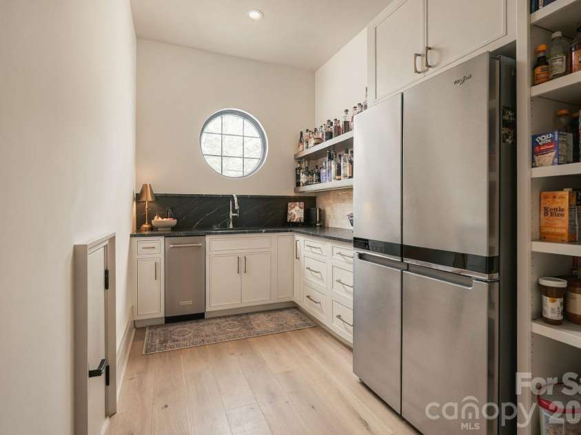 900 Jefferson Drive, Charlotte, NC 28270.  MLS# CAR4436637, YatesRealty ID 57994. 