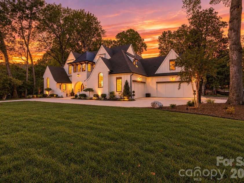 900 Jefferson Drive, Charlotte, NC 28270.  MLS# CAR4436637, YatesRealty ID 57994. 