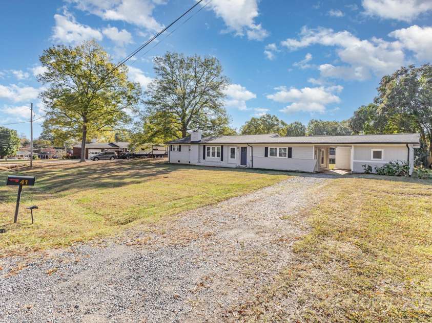 41 Fleetwood Drive, Concord, NC 28027.  MLS# CAR4318616, YatesRealty ID 580. Driveway