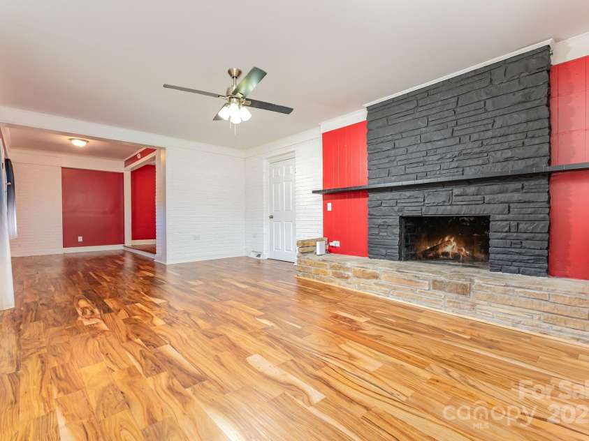 41 Fleetwood Drive, Concord, NC 28027.  MLS# CAR4318616, YatesRealty ID 580. Livingroom