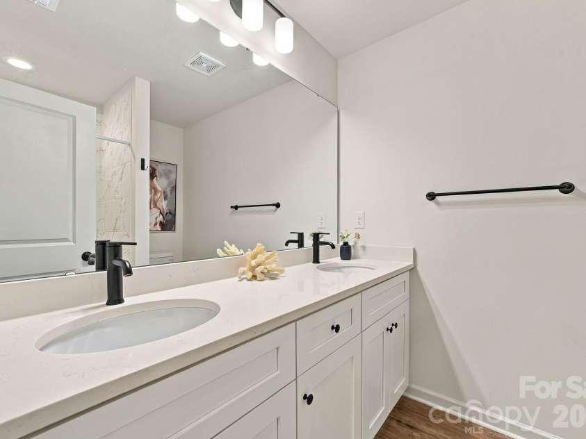 4715 Crestmont Drive, Charlotte, NC 28205.  MLS# CAR4436619, YatesRealty ID 58001. Primary en-suite full bath