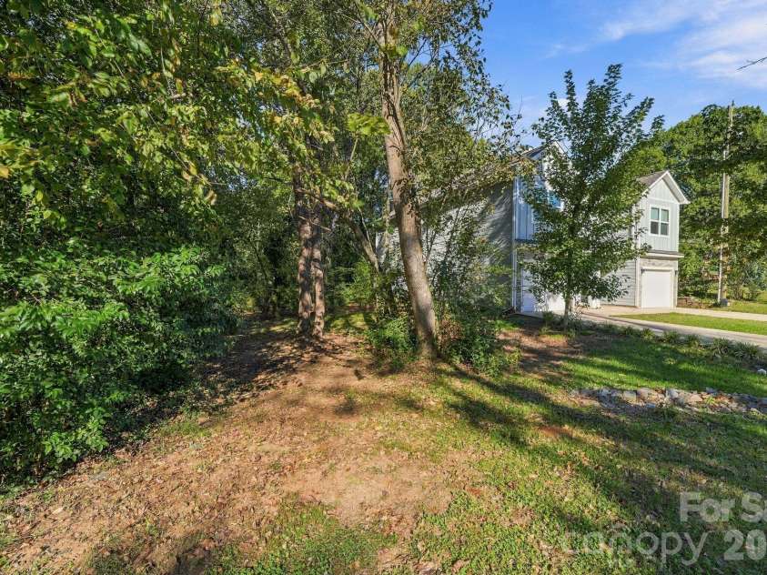 4715 Crestmont Drive, Charlotte, NC 28205.  MLS# CAR4436619, YatesRealty ID 58001. Private, wooded side yard