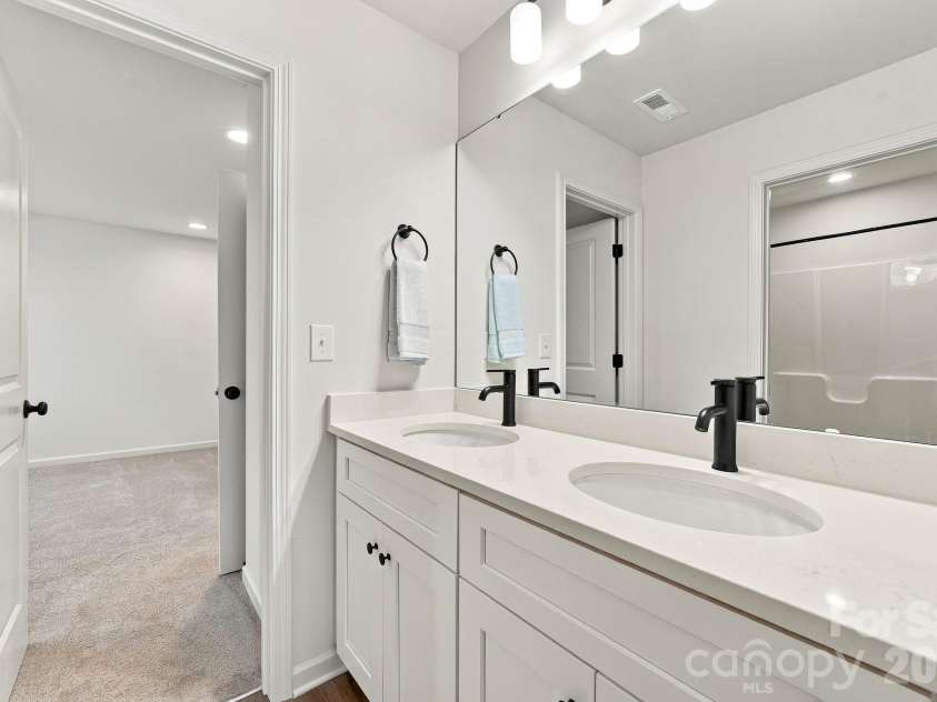 4715 Crestmont Drive, Charlotte, NC 28205.  MLS# CAR4436619, YatesRealty ID 58001. Shared Jack and Jill full bath