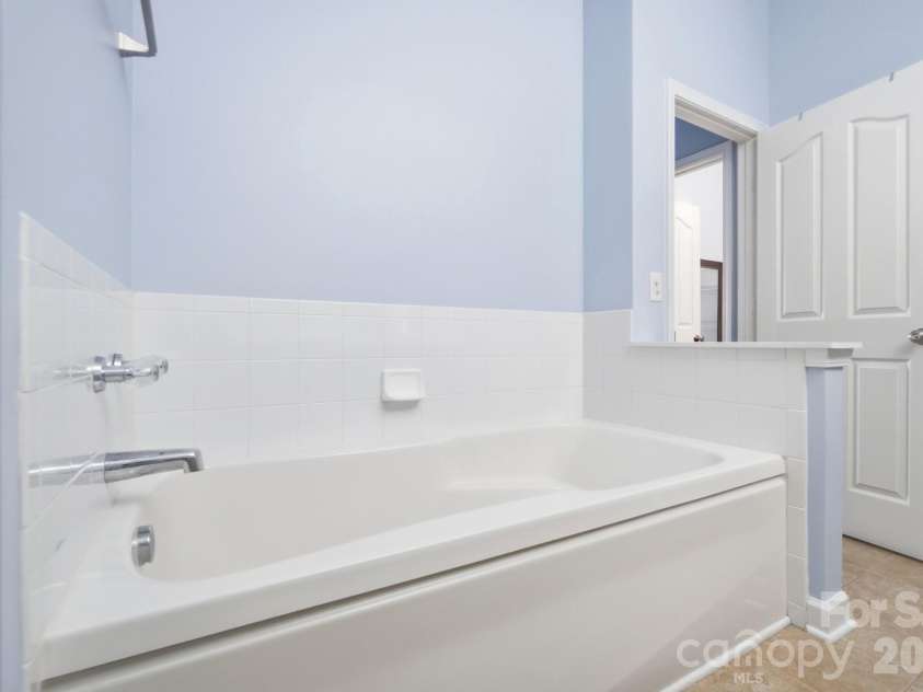 16752 Amberside Road, Cornelius, NC 28031.  MLS# CAR4435961, YatesRealty ID 58002. Primary Bathroom w/Garden Tub