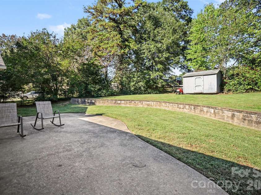 402 Sunset Circle, Dallas, NC 28034.  MLS# CAR4435129, YatesRealty ID 58004. 