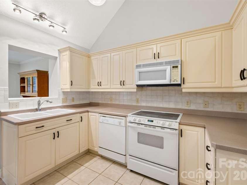 168 Columns Circle, Shelby, NC 28150.  MLS# CAR4436797, YatesRealty ID 58005. 