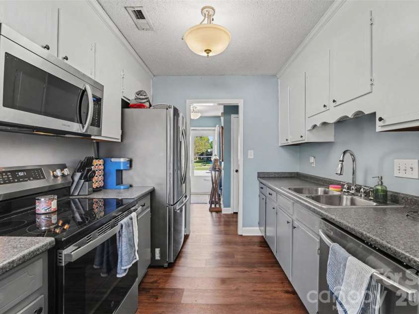 1507 Crestdale Road, Rock Hill, SC 29732.  MLS# CAR4436116, YatesRealty ID 58011. 