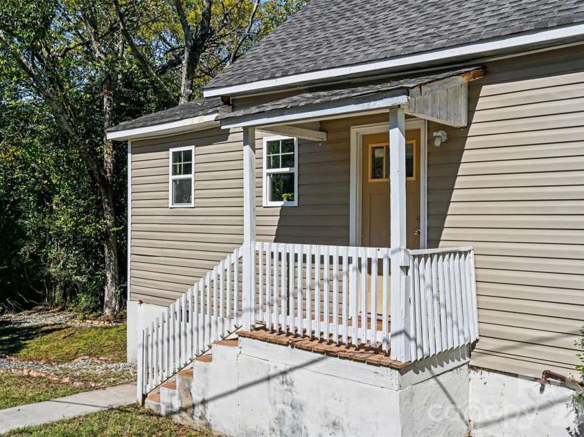 132 Loomis Street, Chester, SC 29706.  MLS# CAR4421500, YatesRealty ID 58017. 