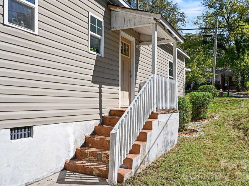 132 Loomis Street, Chester, SC 29706.  MLS# CAR4421500, YatesRealty ID 58017. 
