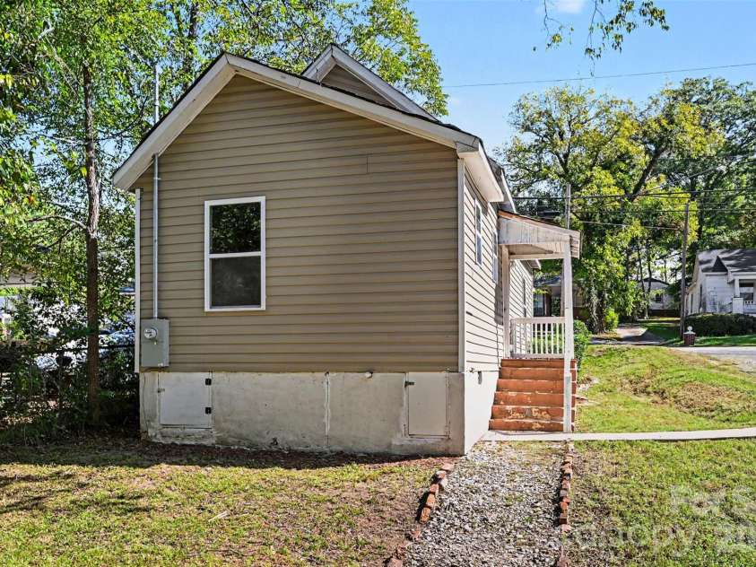 132 Loomis Street, Chester, SC 29706.  MLS# CAR4421500, YatesRealty ID 58017. 