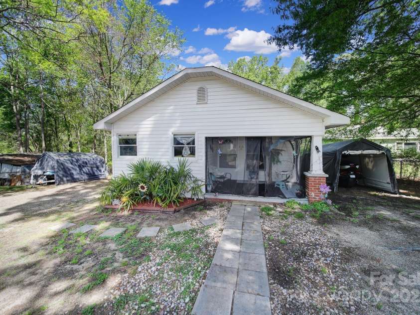 216 16th Street, Kannapolis, NC 28081.  MLS# CAR4245615, YatesRealty ID 5802. 