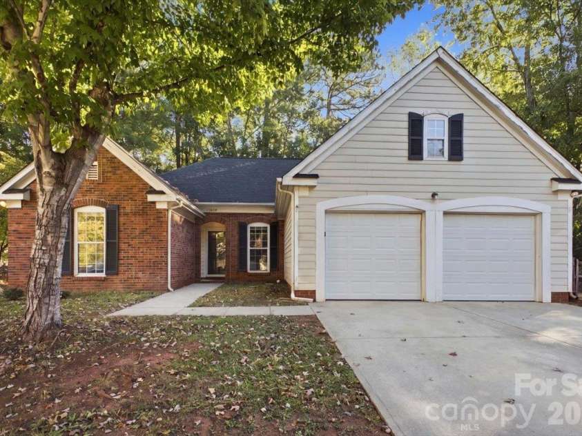 11219 Turmeric Court, Charlotte, NC 28215.  MLS# CAR4436228, YatesRealty ID 58020. 