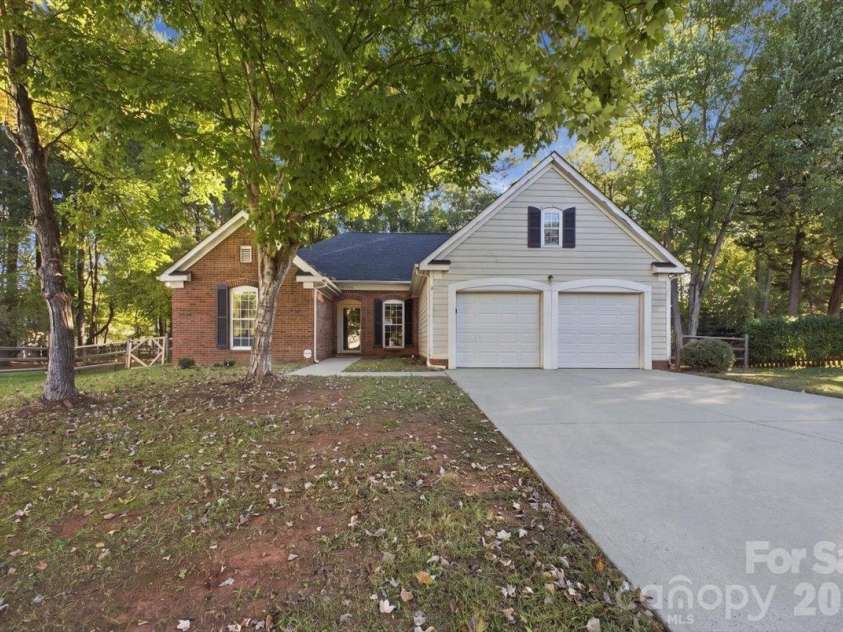 11219 Turmeric Court, Charlotte, NC 28215.  MLS# CAR4436228, YatesRealty ID 58020. 