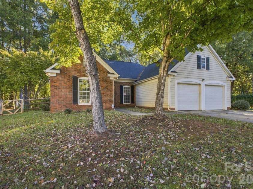 11219 Turmeric Court, Charlotte, NC 28215.  MLS# CAR4436228, YatesRealty ID 58020. 