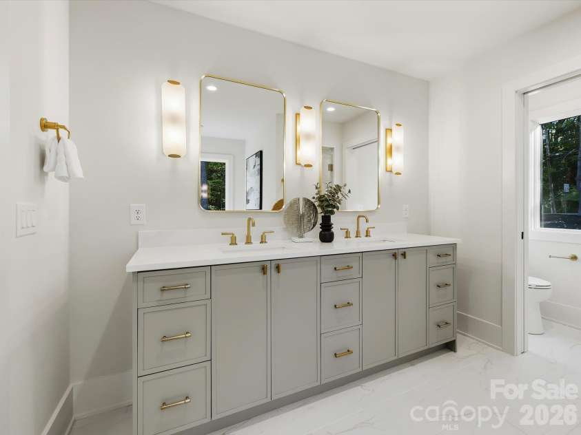 5401 Lancelot Drive, Charlotte, NC 28270.  MLS# CAR4432070, YatesRealty ID 58021. Primary en suite bathroom