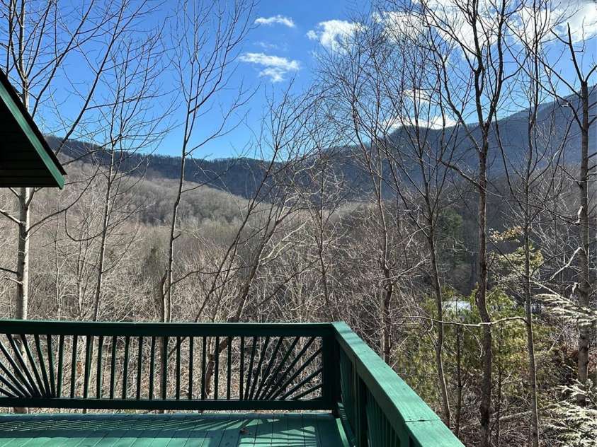 211 Cherry Hollow Road, Burnsville, NC 28714.  MLS# CAR4246541, YatesRealty ID 5803. 