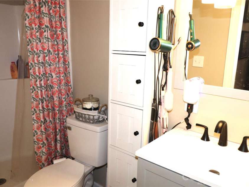 2510 Middleton Drive, Gastonia, NC 28054.  MLS# CAR4360679, YatesRealty ID 5805. Basement Bath