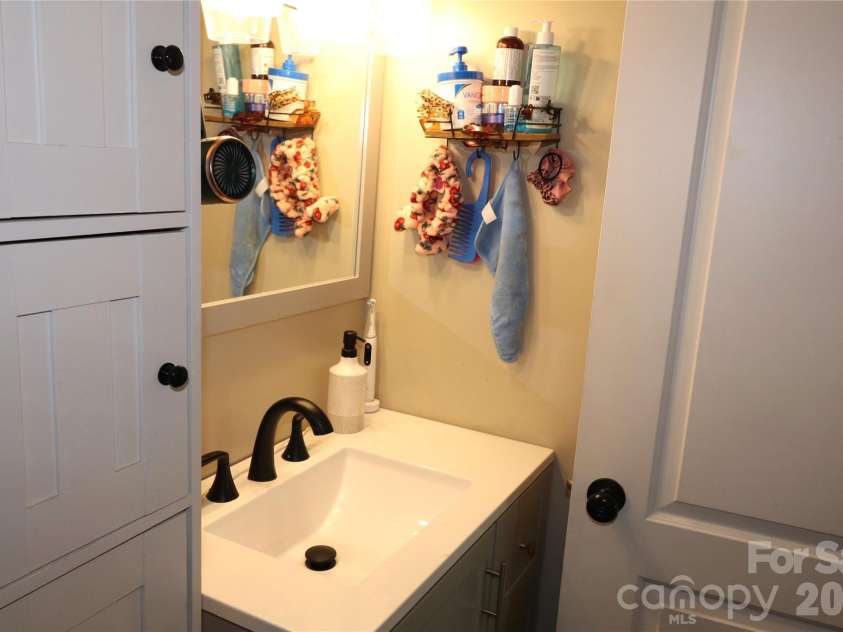 2510 Middleton Drive, Gastonia, NC 28054.  MLS# CAR4360679, YatesRealty ID 5805. Basement Bath