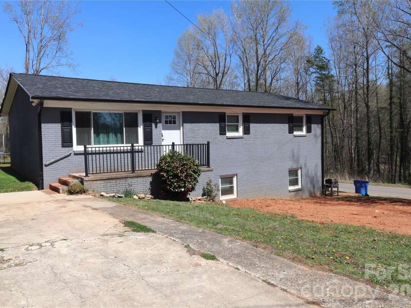 2510 Middleton Drive, Gastonia, NC 28054.  MLS# CAR4360679, YatesRealty ID 5805. Welcome Home