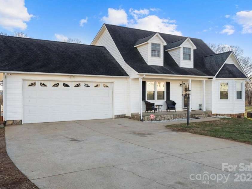 2745 River Meadows Court, Lincolnton, NC 28092.  MLS# CAR4223442, YatesRealty ID 5805. 